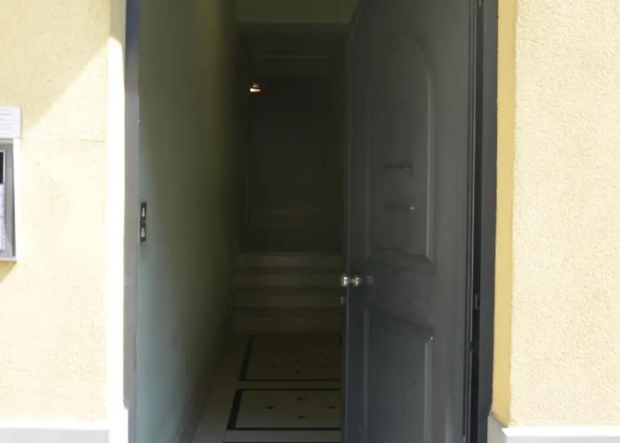 Апартаменти Quarenghi 32 *